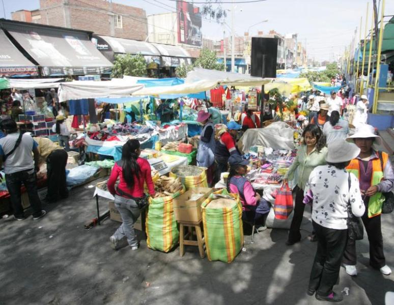 Juliaca: Desorden en feria  de Todos los Santos