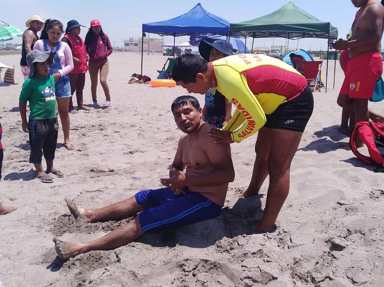 Salvavidas de la Policía rescata a 6 bañistas de morir ahogados en las playas de Tacna