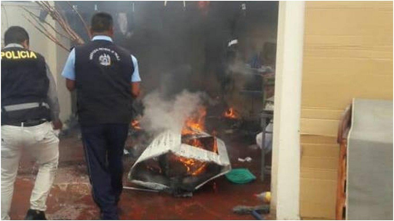 Serenos rescatan a anciana de una vivienda en llamas (FOTO) 