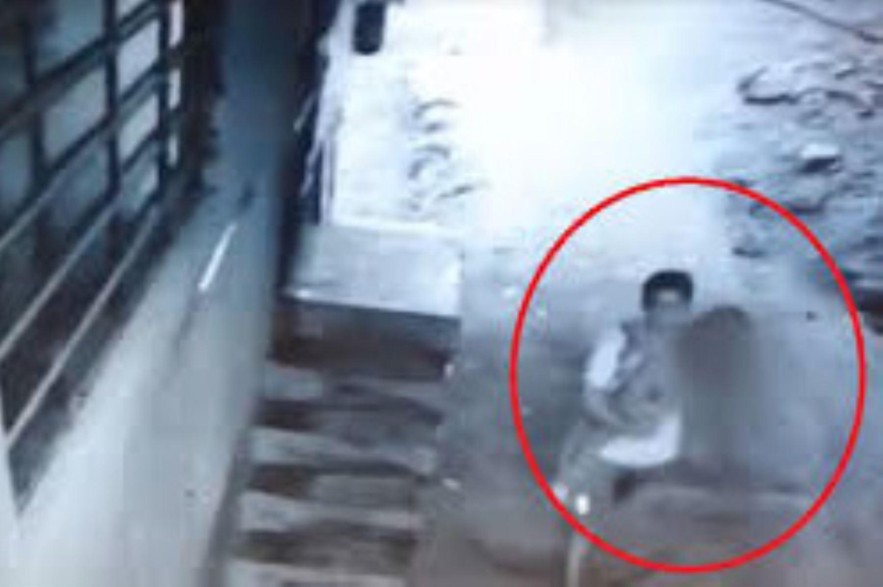 En el video se muestra al sospechoso llevándose a la niña (Captura: América Noticias)