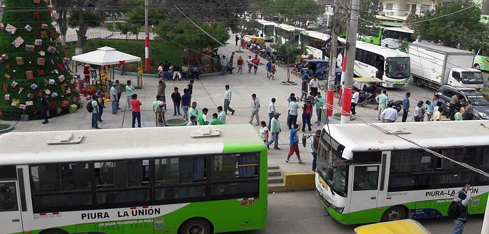 Piura: Transportistas bloquean ingreso y salida de vehículos del terminal terrestre en La Unión