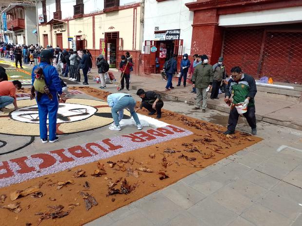 Huancavelica: Faithful make colorful rugs for Palm Sunday