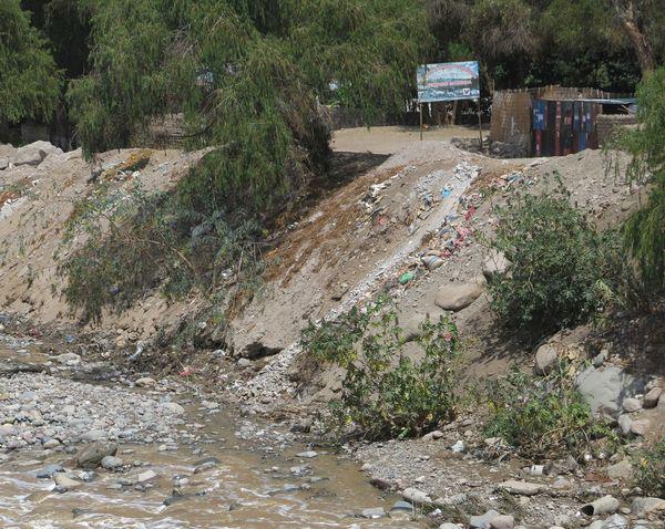 Río Moquegua arrastra basura de comerciantes de feria