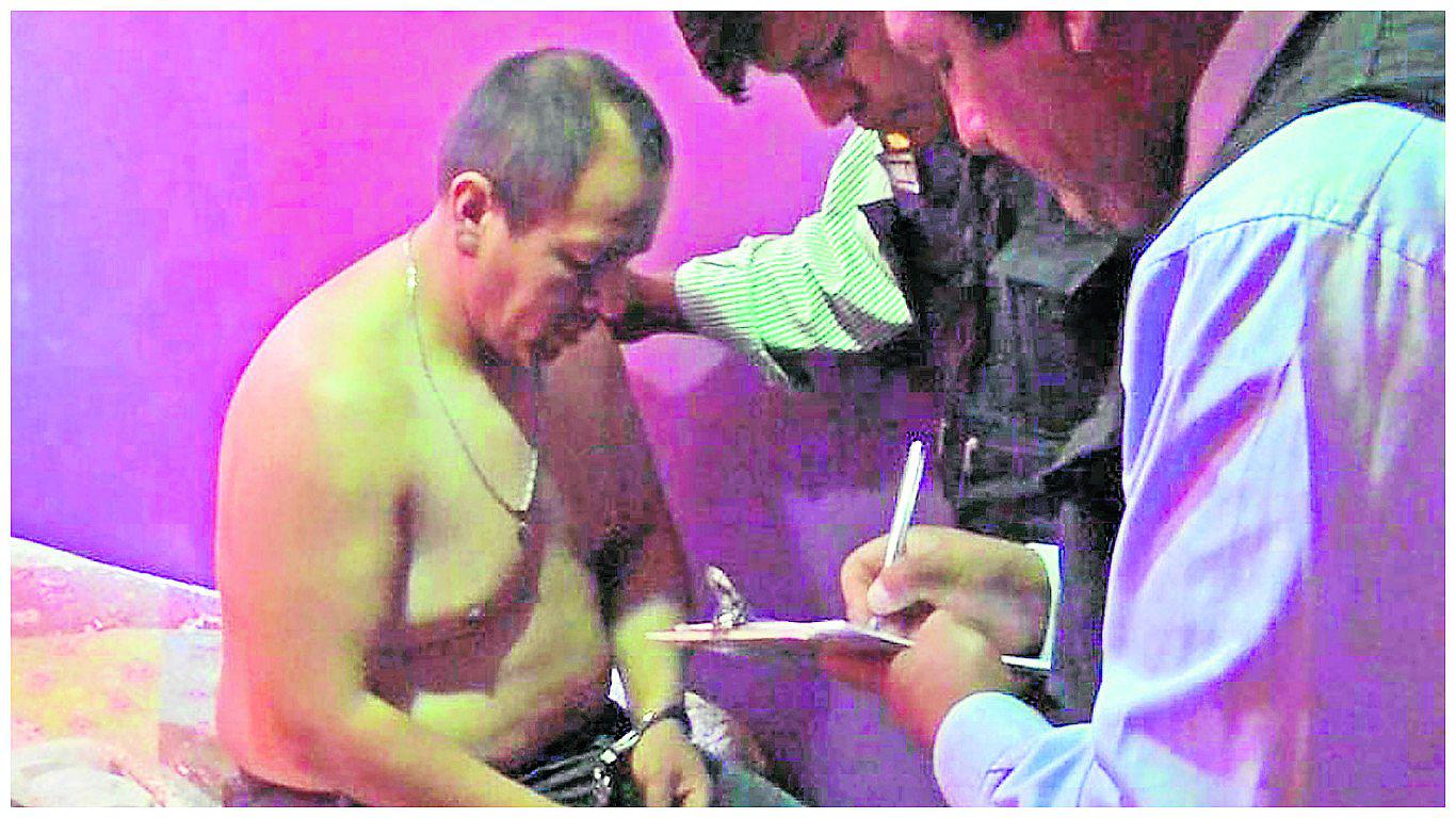 En hotel intervienen a docente que habría chantajeado a alumna para sostener encuentro sexual