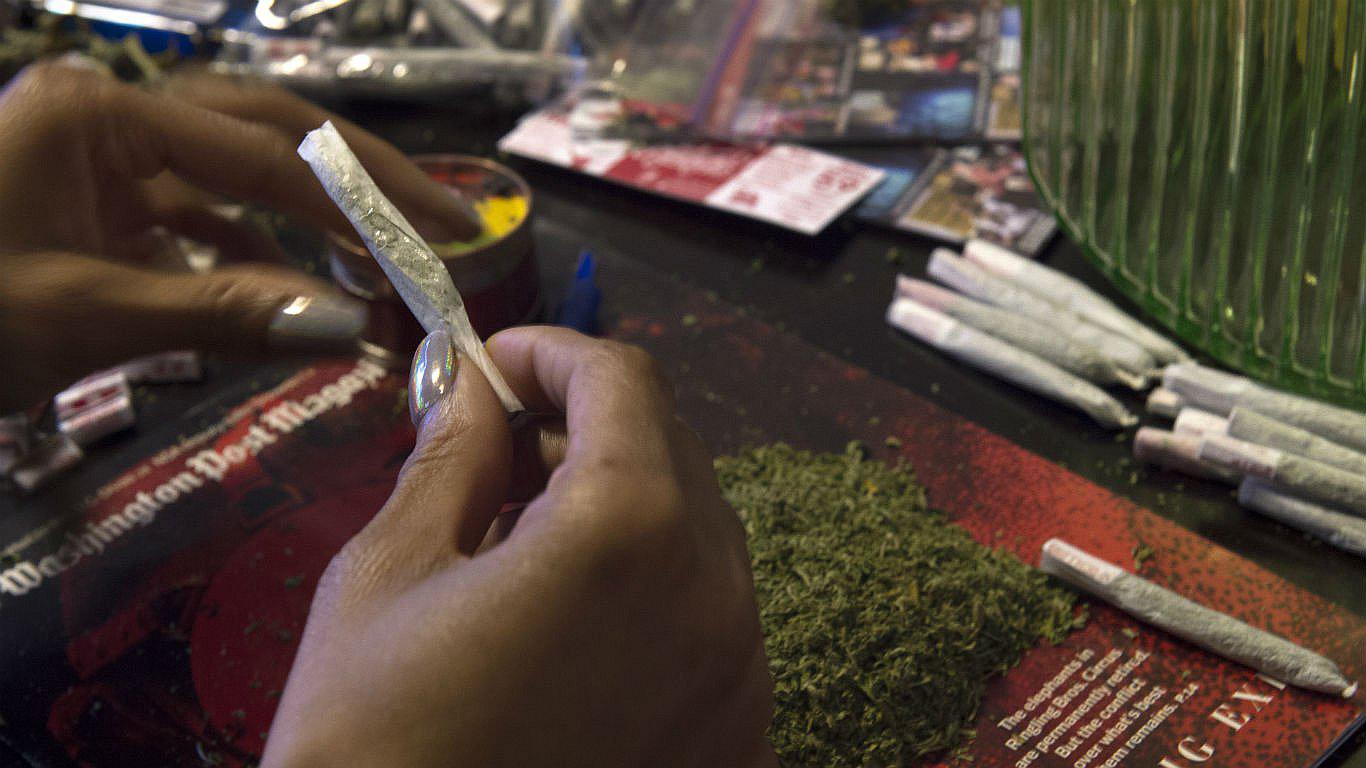 Llamó a la Policía para denunciar que novia le robó su marihuana