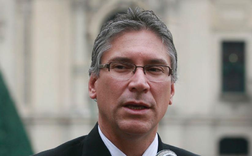 Ex ministro Aurelio Pastor se entregará a la justicia hoy