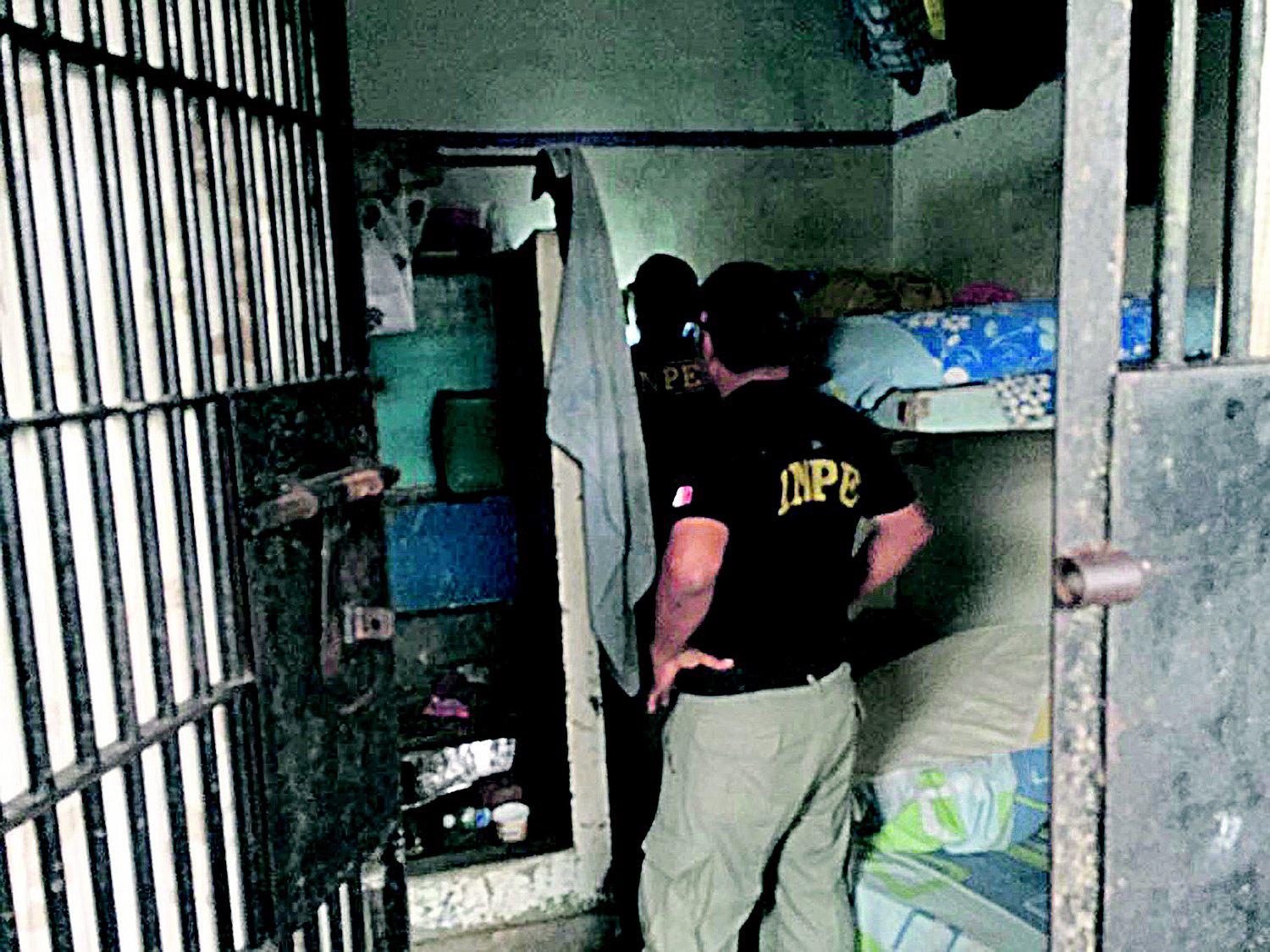 Hallan siete celulares durante una requisa en un pabellón del penal de Puerto Pizarro 