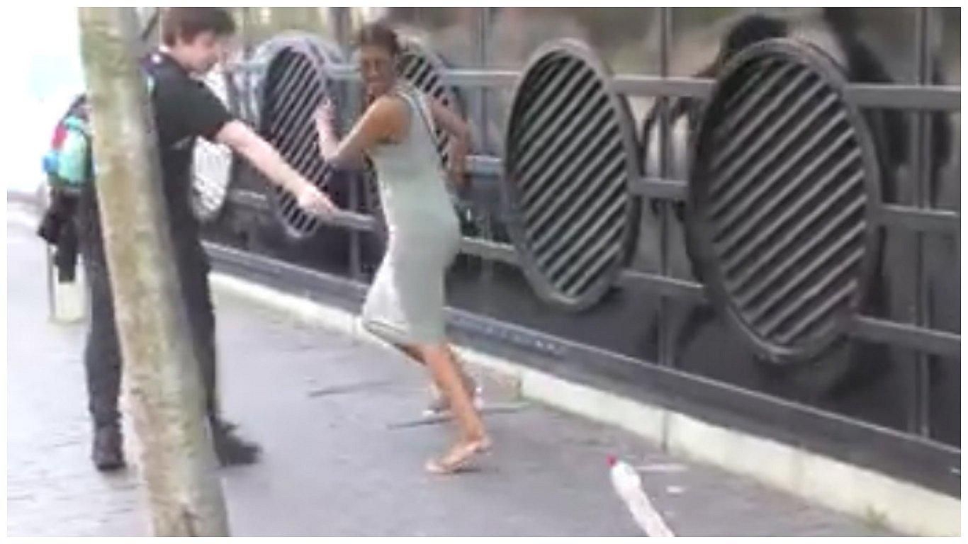 Facebook: Él les colgó una "serpiente" en la ropa y ellas reaccionaron así (VIDEO)