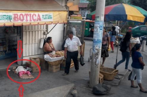 ​Desde WhatsApp: Niña duerme en el suelo mientras su mamá trabaja