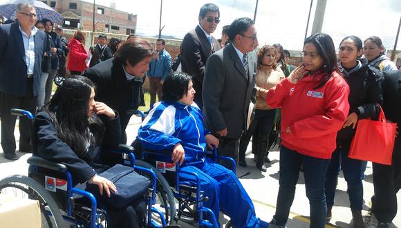 Ministra de la mujer entrega sillas de ruedas a discapacitados
