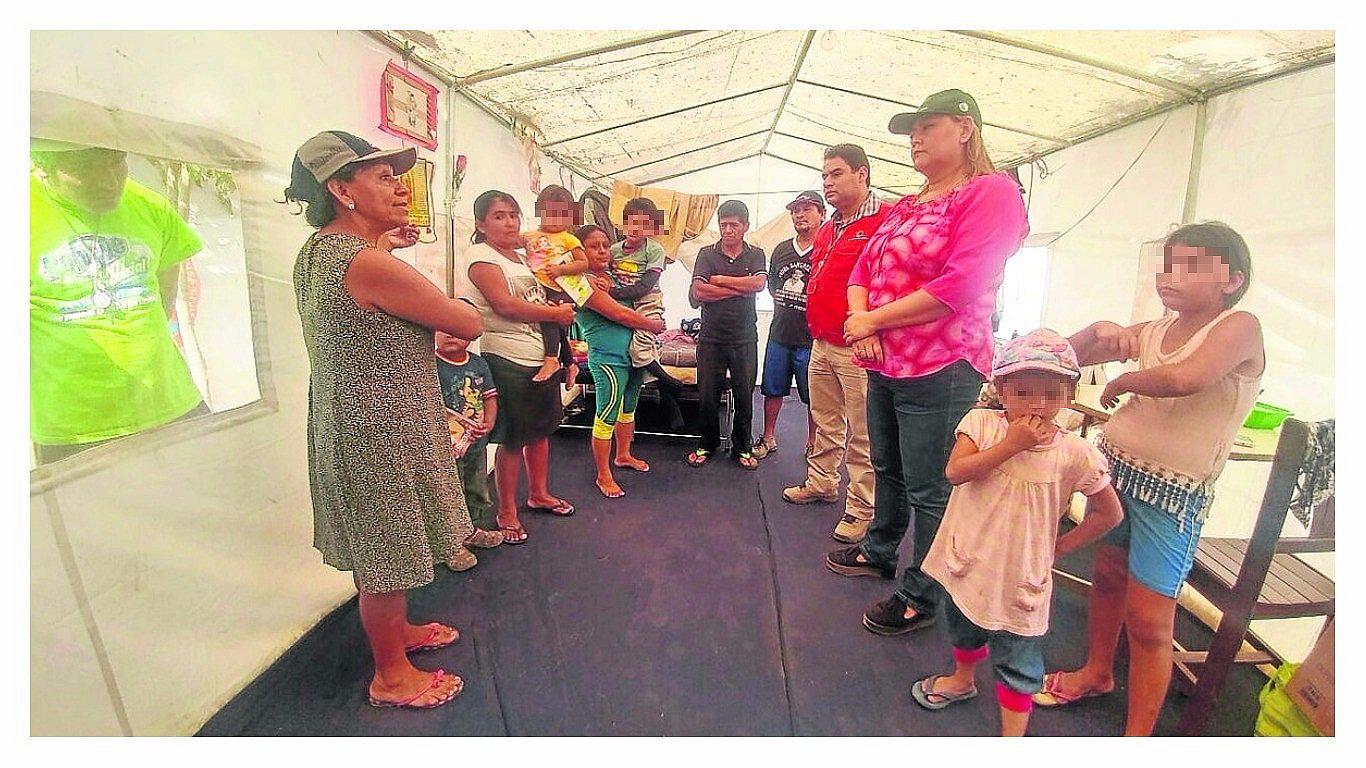 Módulos de vivienda armados, pero vacíos y otros  a la intemperie mientras que familias viven en carpas