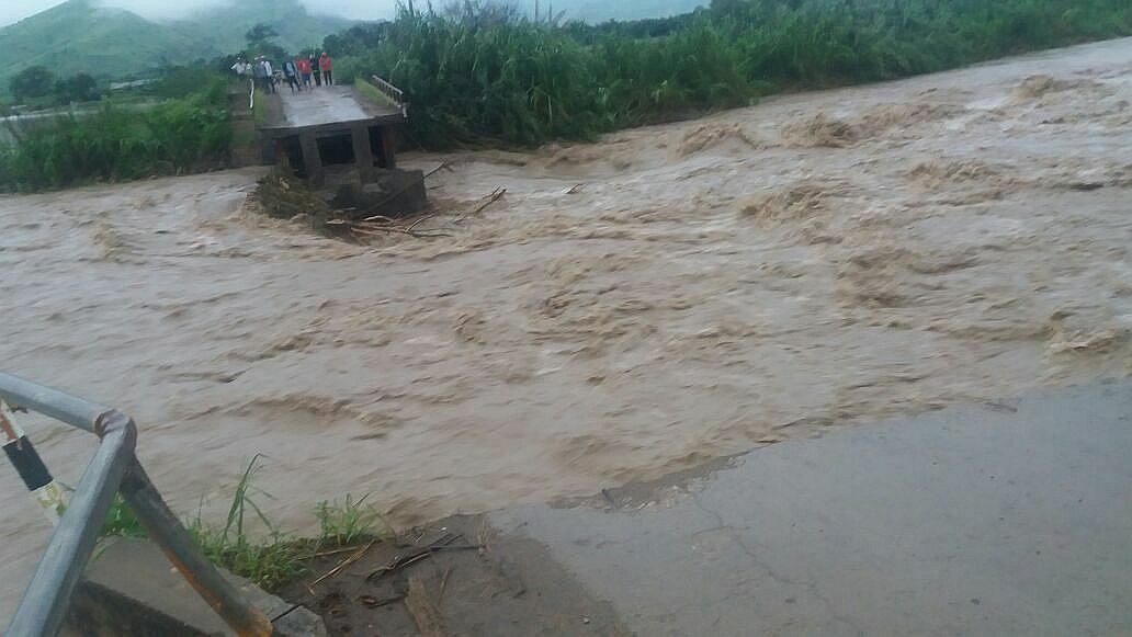 Chiclayo: Puente colapsa en Chongoyape tras crecida de río Chancay (VIDEO)