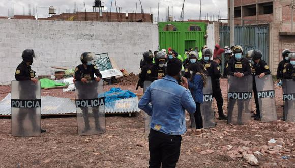 Los policías y vecinos desalojaron a los presuntos compradores. (Foto: Feliciano Gutiérrez)
