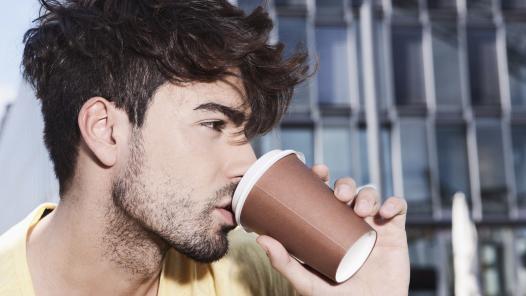 Tomar dos tazas de café todos los días puede causar infertilidad, según estudio