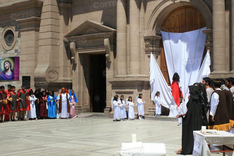[SEMANA SANTA] Escolares escenificaron vía crucis de Jesús