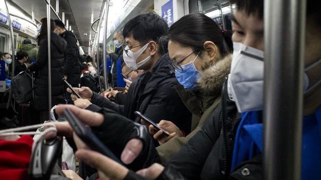 Un grupo de personas usan máscaras protectoras en el metro en Beijing para prevenir la denominada neumonía de Wuhan. (AFP)