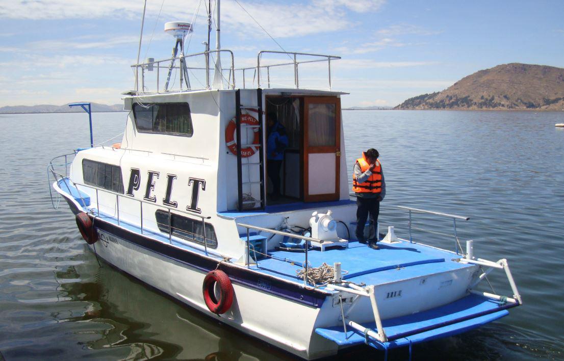 Zarpa un barco de investigación hacia lo profundo del Titicaca 
