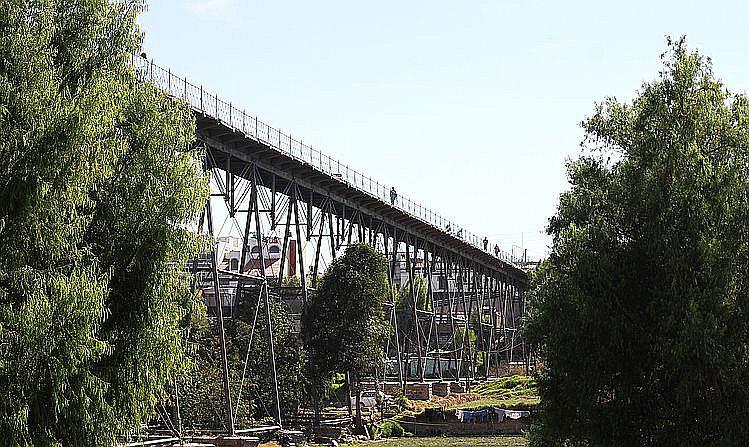 Puente Fierro,  tres años en el olvido