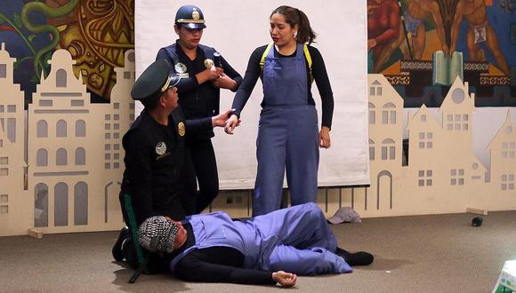 Policías hacen teatro para prevenir el consumo de drogas entre jóvenes