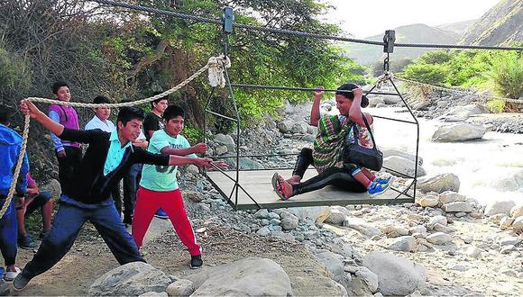 Áncash: Colegiales arriesgan su vida al cruzar río usando una oroya 