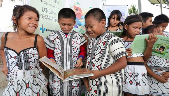 Niños reciben colección de historias yine y matsigenka en Amazonía de Cusco