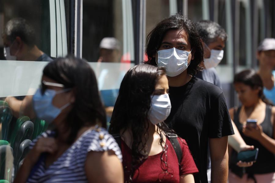Jóvenes en las calles de Lima durante la cuarentena. (Foto: EFE)