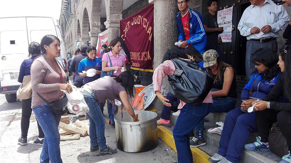 con olla común, judiciales persisten en huelga nacional indefinida
