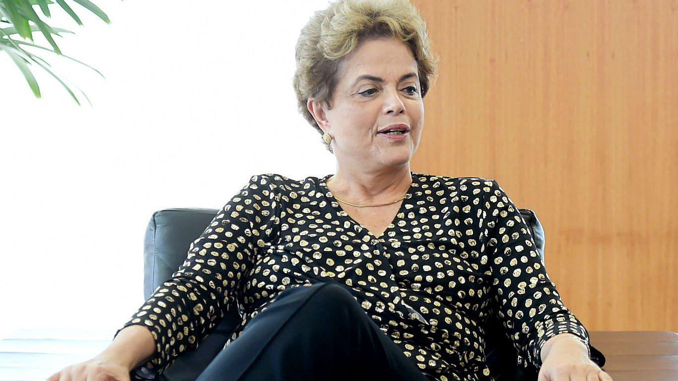 Dilma Rousseff: "Estoy cansada de los traidores pero no de luchar"