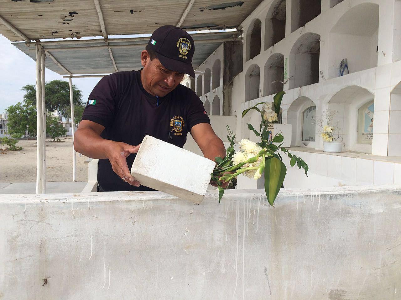 Piura: Más de cien floreros con agua retiran de cementerio de Sechura