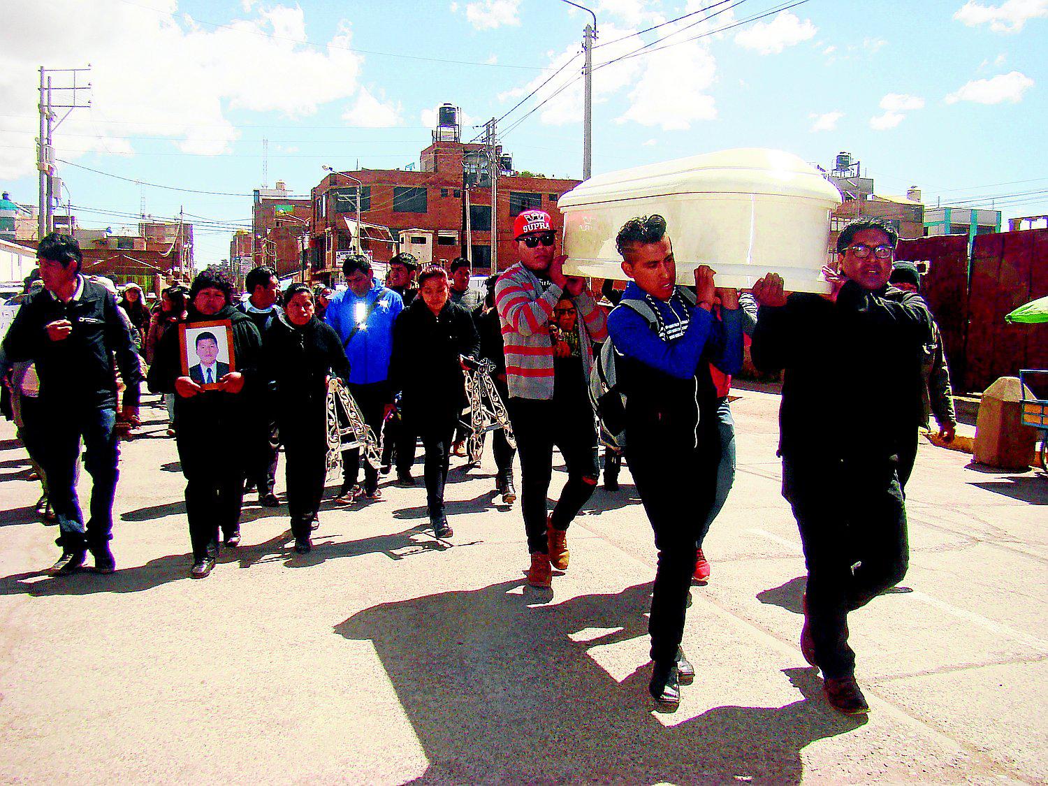 Claman por justicia para universitario que murió en el local Colegio de Abogados 