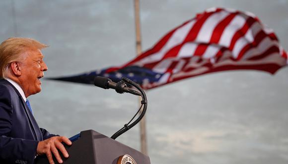 El presidente Donald Trump habla, con una bandera detrás de él, durante un mitin de campaña en el aeropuerto Cecil en Jacksonville, Florida, el 24 de setiembre de 2020. (REUTERS / Tom Brenner).