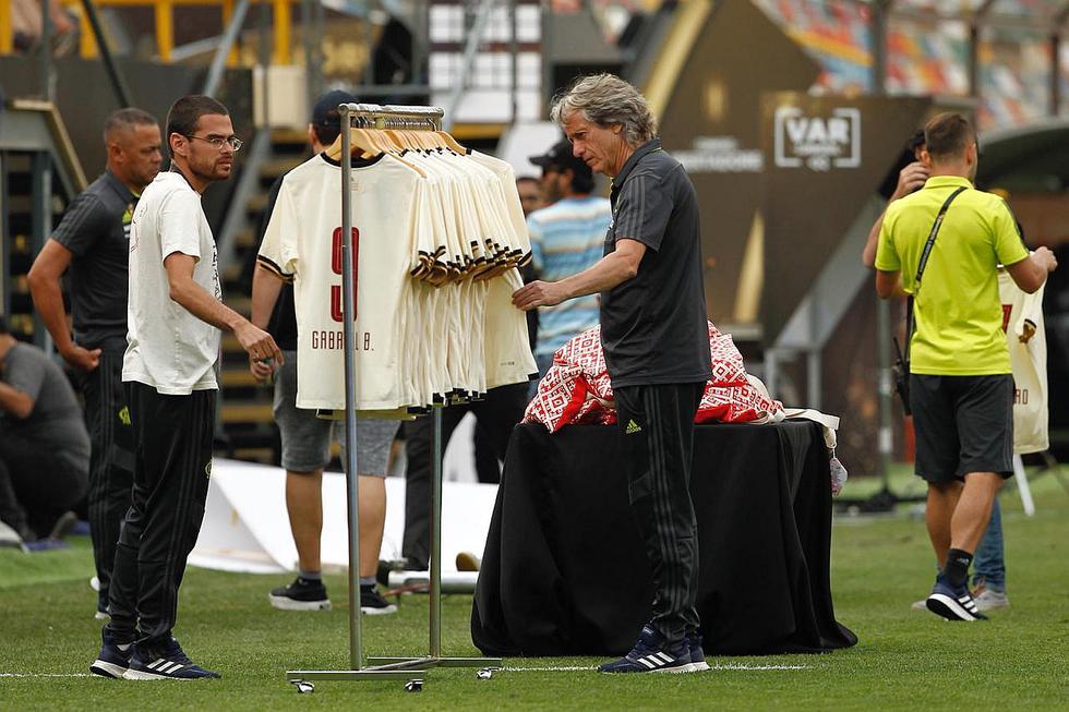 Postales para el recuerdo: obsequian camisetas de la 'U' a jugadores de Flamengo y River Plate