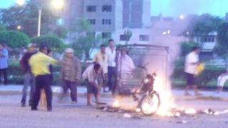 Pobladores queman moto de delincuentes