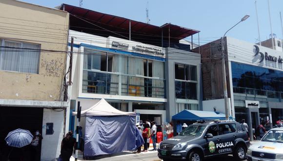 Policía acudió a centro de atención Metropolitano tras ataque por antivacunas