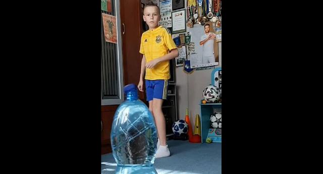 Niño destapa una botella con una pelota y causa sensación. (Captura: YouTube)