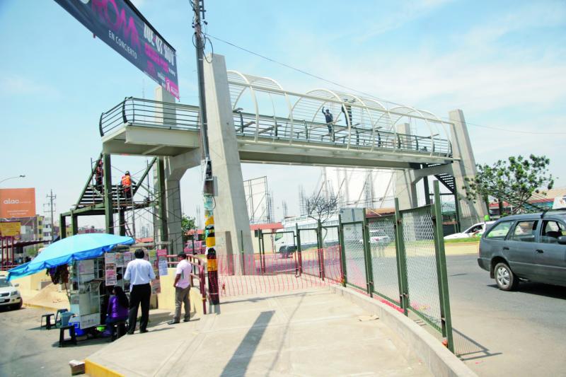 Puentes peatonales no tienen rampa para discapacitados