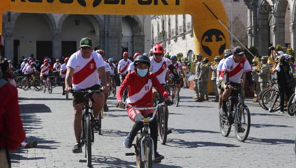 Los ciclistas procedieron a desplazarse por las principales avenidas de la ciudad de Arequipa en dirección a la plaza de armas de esta emblemática ciudad. (Foto: GEC)