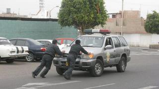 Policías pasan las de Caín con patrulleros