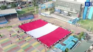 Perú vs Uruguay: hinchas alientan con bandera peruana gigante pocas horas del partido en Montevideo