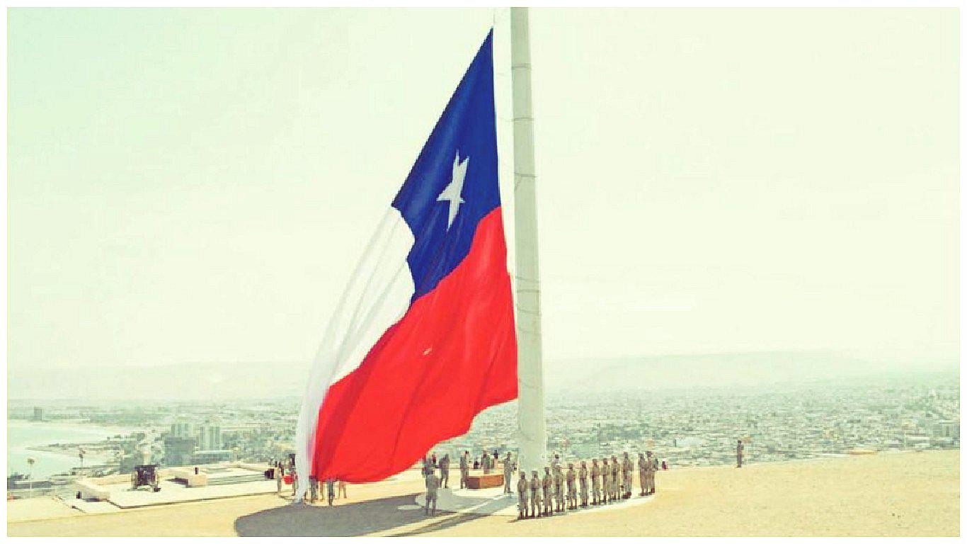 Esta es la bandera de 80 kilos que flamea encima del histórico Morro de Arica