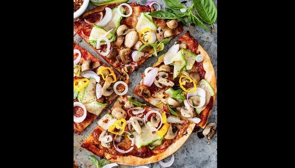 ​Aprende a preparar esta sencilla pizza casera de verduras
