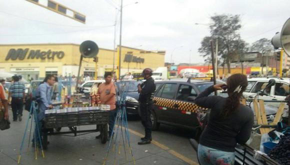 ​Venden pirotécnicos ilegales delante de Policía en el Cercado de Lima