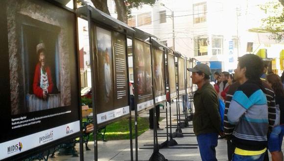 Exponen historias de abuelitos en la plaza Andrés Avelino Cáceres