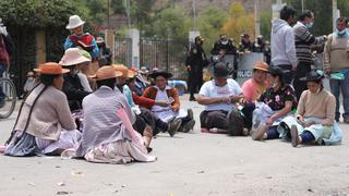 Huancayo: Campesinas con tractores toman puente Breña y se sientan a masticar coca esperando solución