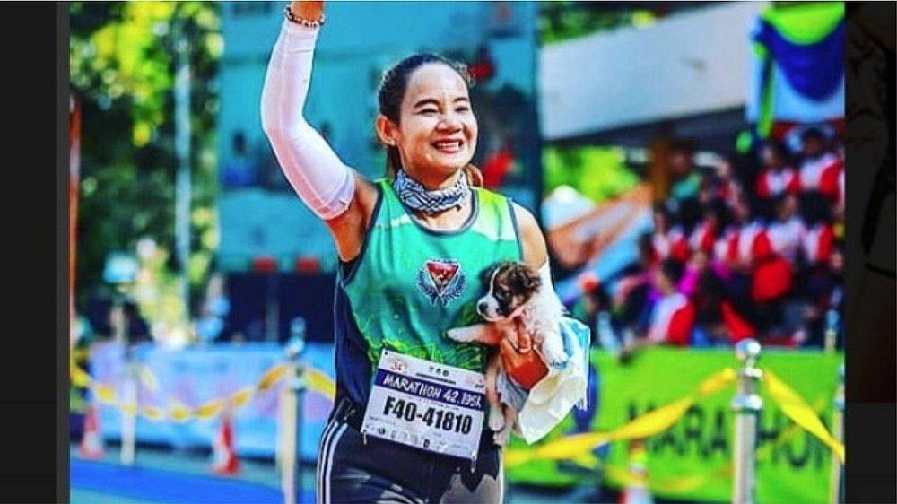 Mujer encuentra un cachorro perdido en plena carrera y lo carga en brazos por 30 kilómetros