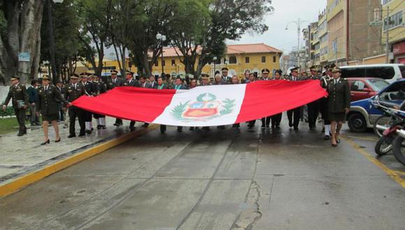 Autoridades rinden homenaje a la Bandera Nacional