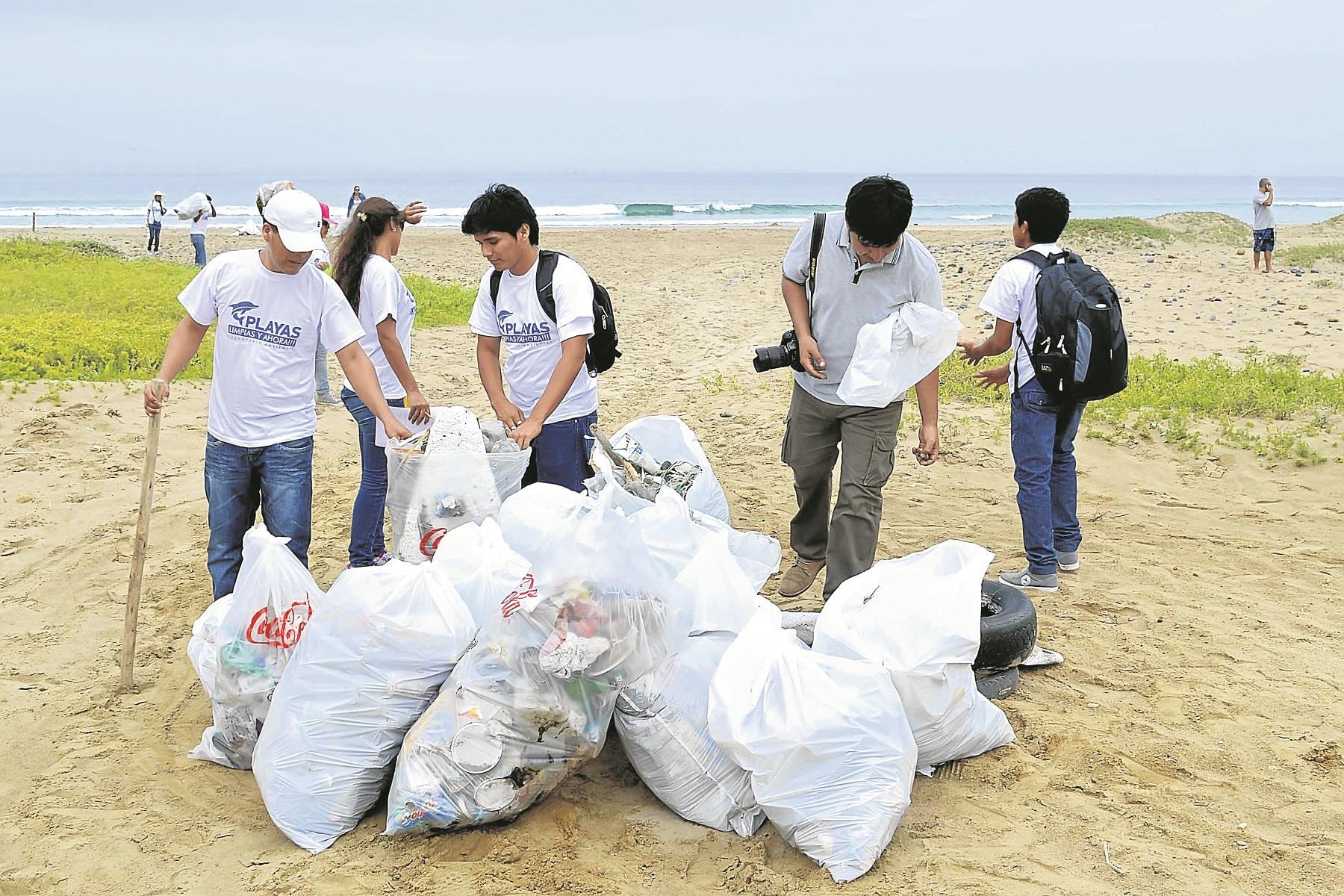 Piura: Inician campaña de limpieza en playas de Yacila en Paita