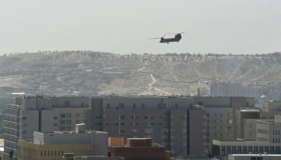 Un helicóptero militar estadounidense volando sobre la embajada estadounidense en Kabul el 15 de agosto de 2021 (Foto de Wakil KOHSAR / AFP).