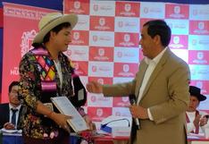 Alcalde de Huancavelica reconoce a finalista de “La Voz Perú”