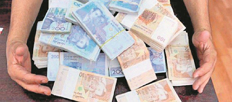 Hombre ​lanza plata por las calles y termina internado